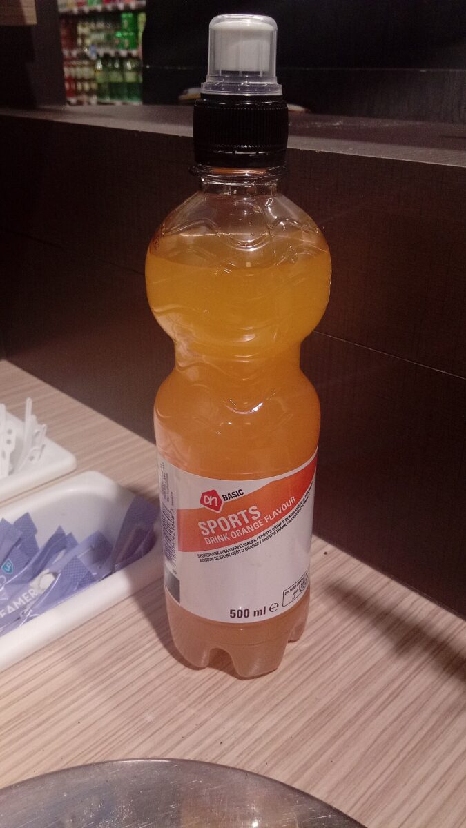 Boisson isotonique sportive AH Basic en rayon, utile pour l’hydratation sportif en forte chaleur